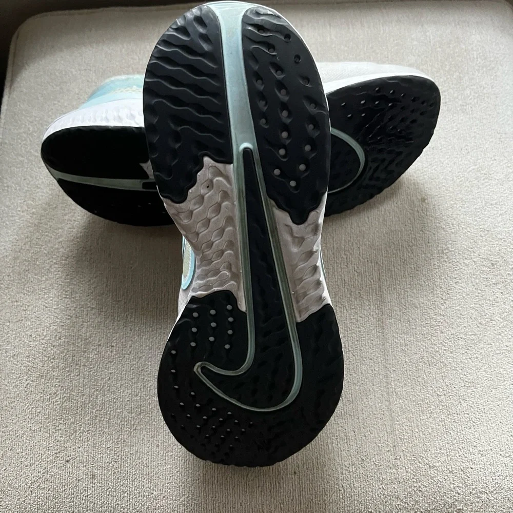 Nike Legend React Women’s Athletic Shoes - Picture 4 of 7